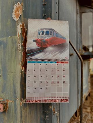 Auto couvá, kufr se otevírá, je tu! NÁŠ NOVÝ KALENDÁŘ JE SKLADEM. 👉 www.locomotif.cz/kalendar-nastenny-popojedem-2026/...