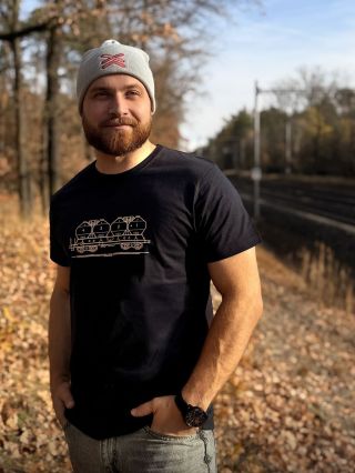 U nás v lese. Včera. Na náspu. RAJKA 👀 PS: Matys uklouzl, šáhla jsem po něm - málem mi ruplo v zádech. Radek to stihl...