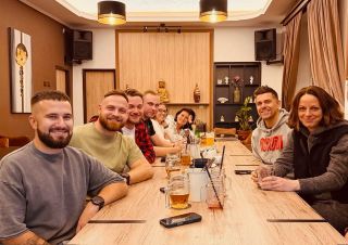 Před prodejnou brzdí auta z různých koutů republiky. Někdo přibíhá od vlaku. Někdo vyskakuje z busu. Odhodit krabice!...